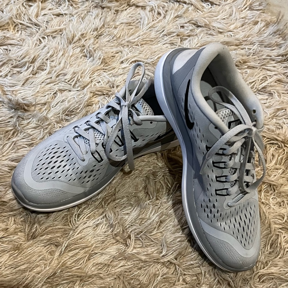 NIKE FLEX 2017 RUN Training Shoes in gray